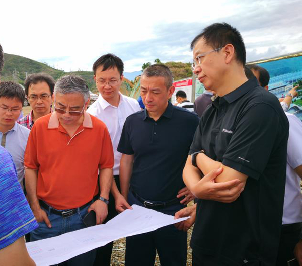 市长王波陪同王彦华踏勘大攀铁路