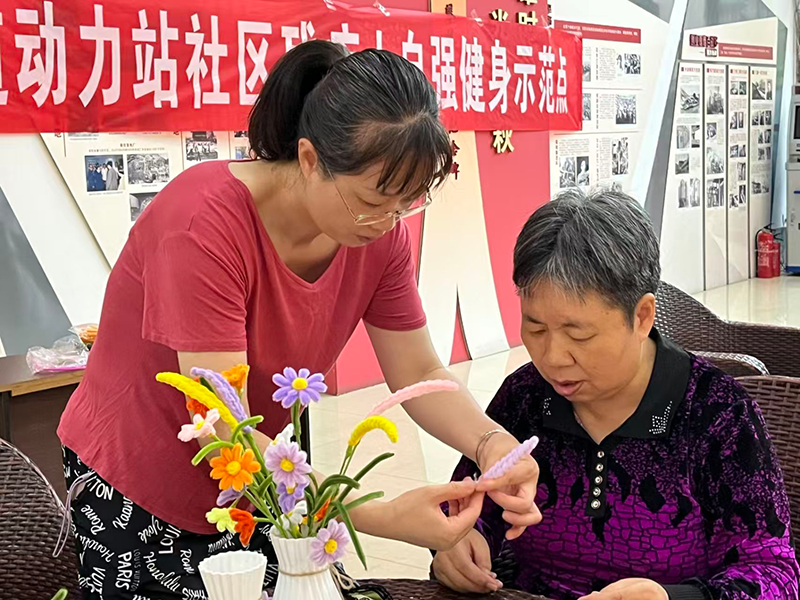 全国科普月里感受传统技艺魅力 动力站社区居民巧手制作非遗绒花